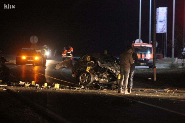 Jeziv sudar u BiH: Poginulo troje mladih, tijela iz automobila izvlačili vatrogasci